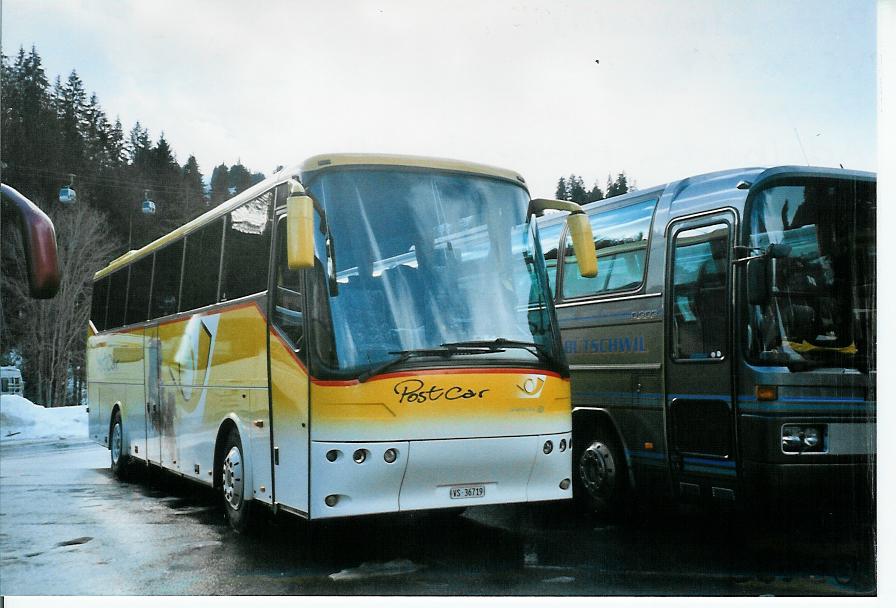 (103'203) - PostAuto Wallis - VS 36'719 - Bova (ex FO Brig) am 6. Januar 2008 in Adelboden, Mineralquelle