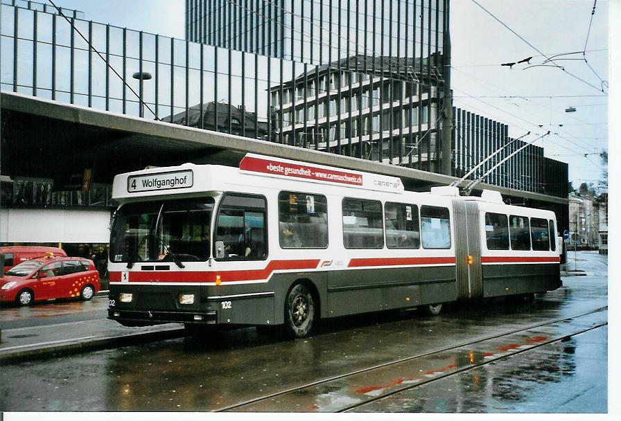 (103'320) - VBSG St. Gallen - Nr. 102 - Saurer/Hess Gelenktrolleybus am 7. Januar 2008 beim Bahnhof St. Gallen