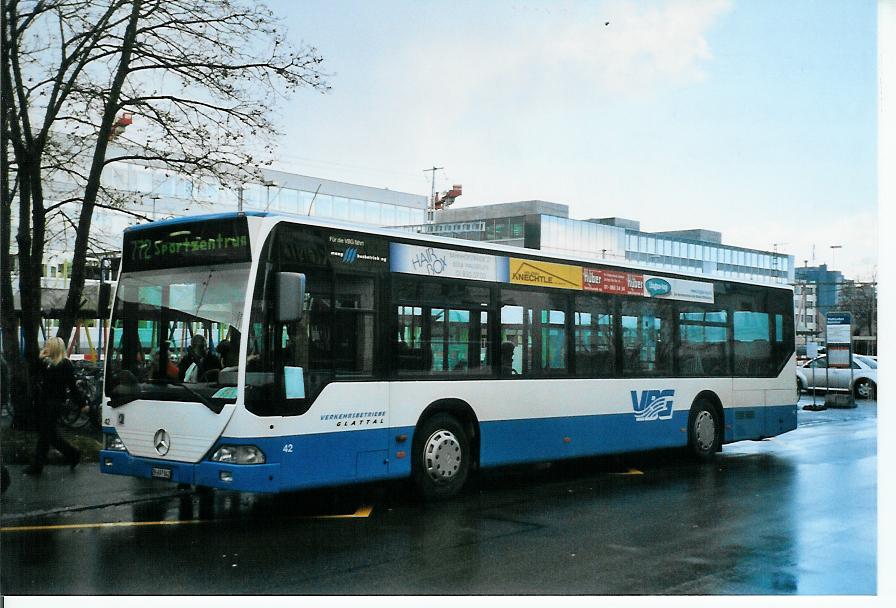 (103'429) - Maag, Kloten - Nr. 42/ZH 697'842 - Mercedes am 7. Januar 2008 beim Bahnhof Wallisellen