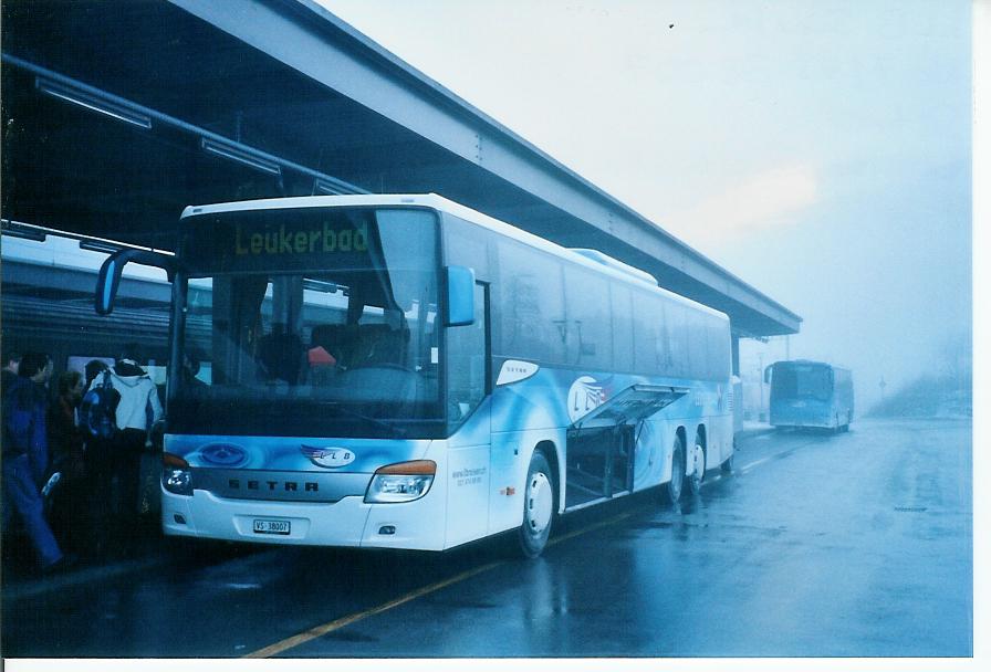 (103'525) - LLB Susten - Nr. 7/VS 38'007 - Setra am 19. Januar 2008 beim Bahnhof Leuk