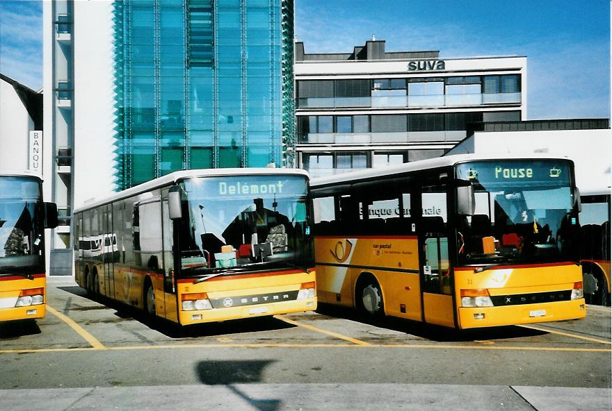 (104'503) - CarPostal Jura-Jura bernois-Neuchtel - Nr. 32/JU 31'178 - Setra (ex P 27'814) + Nr. 31/JU 29'878 - Setra (ex P 27'812) am 20. Februar 2008 beim Bahnhof Delmont