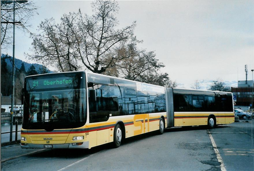 (104'716) - STI Thun - Nr. 122/BE 700'122 - MAN am 28. Februar 2008 beim Bahnhof Thun (prov. Haltestelle)