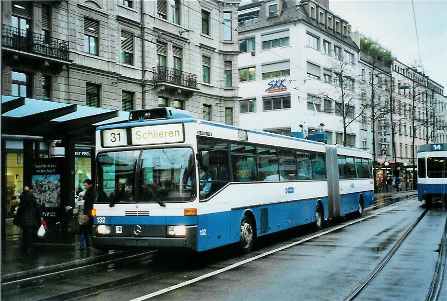 (105'505) - VBZ Zrich - Nr. 132 - Mercedes Gelenktrolleybus am 17. Mrz 2008 in Zrich, Lwenplatz