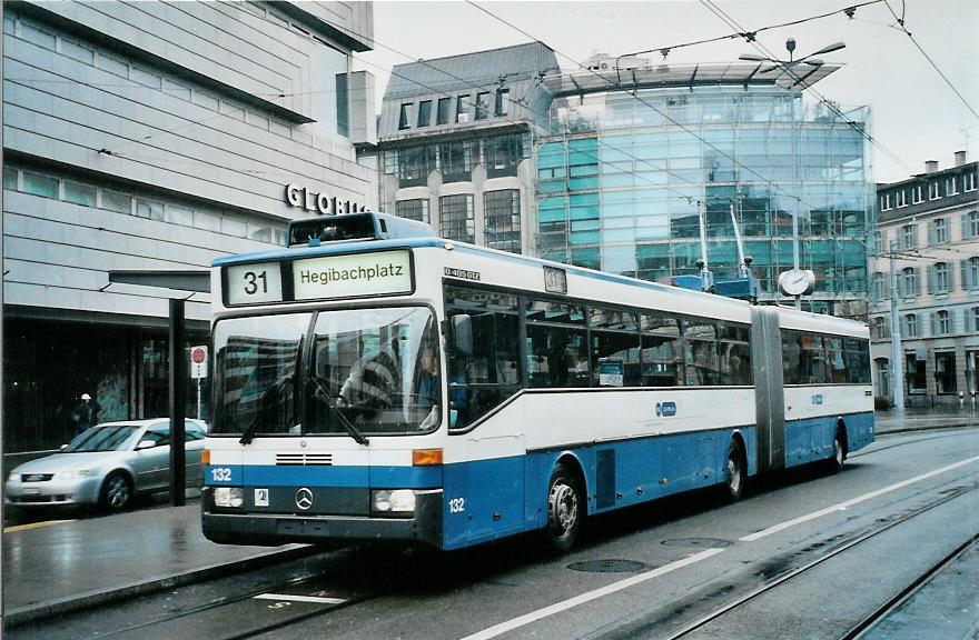 (105'734) - VBZ Zrich - Nr. 132 - Mercedes Gelenktrolleybus am 23. Mrz 2008 in Zrich, Lwenplatz