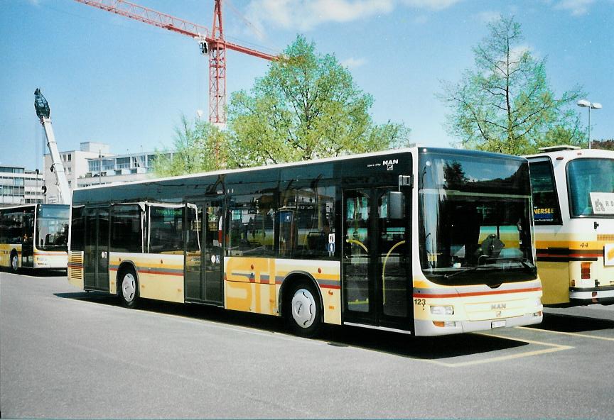 (106'911) - STI Thun - Nr. 123/BE 700'123 - MAN am 5. Mai 2008 beim Bahnhof Thun (prov. Haltestelle)