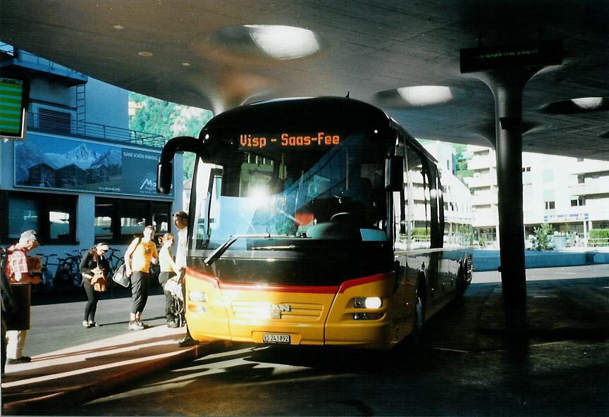 (108'004) - PostAuto Wallis - VS 243'892 - MAN am 21. Juni 2008 beim Bahnhof Visp