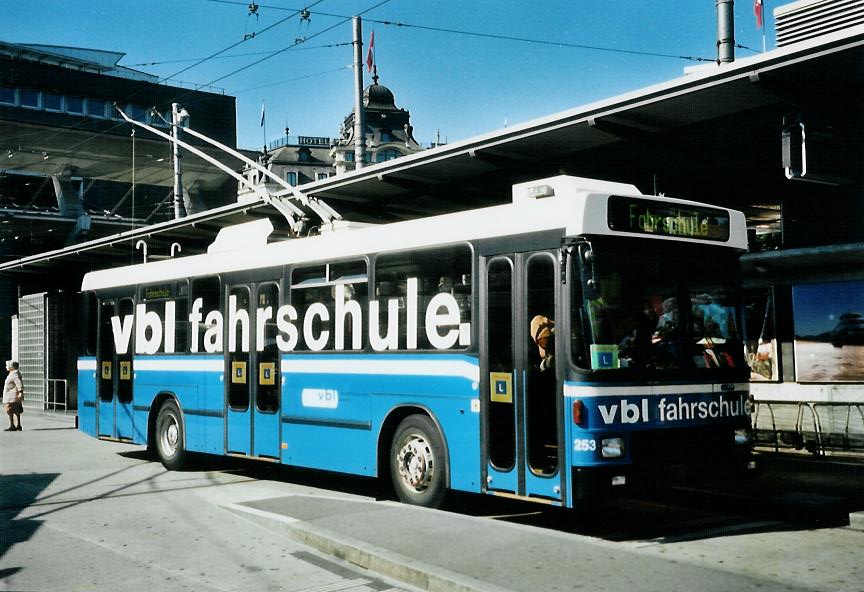 (109'230) - VBL Luzern - Nr. 253 - NAW/R&J-Hess Trolleybus am 16. Juli 2008 beim Bahnhof Luzern