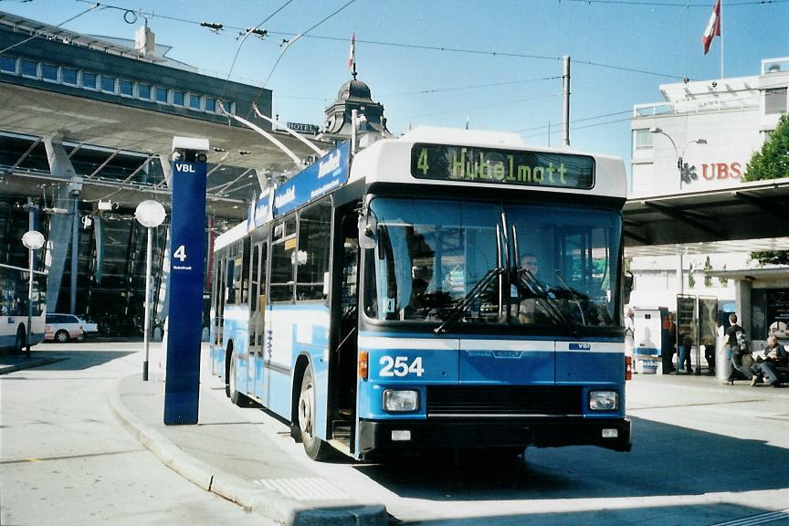 (109'234) - VBL Luzern - Nr. 254 - NAW/R&J-Hess Trolleybus am 16. Juli 2008 beim Bahnhof Luzern