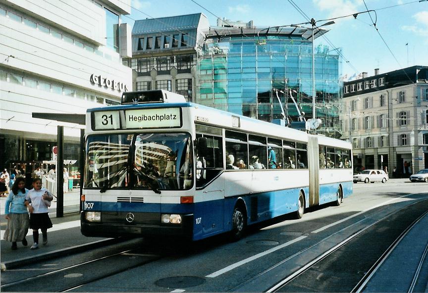 (109'417) - VBZ Zrich - Nr. 107 - Mercedes Gelenktrolleybus am 16. Juli 2008 in Zrich, Lwenplatz