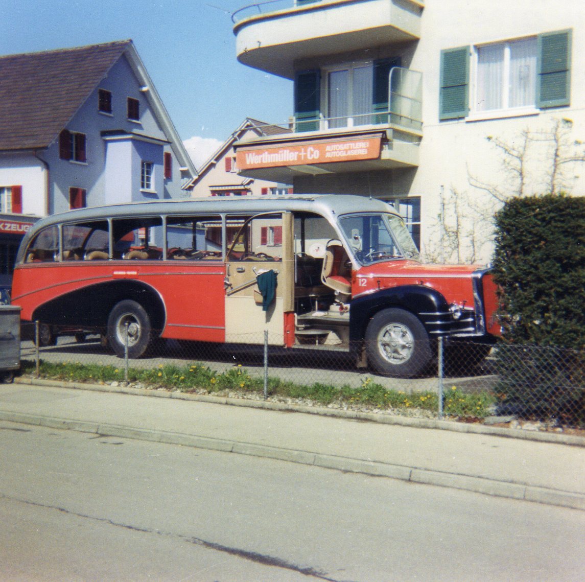 (11-02) - Aus dem Archiv: AFA Adelboden - Nr. 12/BE 26'702 - FBW/R&J im April 1993 in Steffisburg, Autosattlerei Werthmller