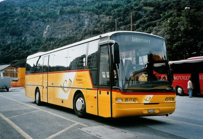 (110'416) - PostAuto Wallis - VS 243'887 - Neoplan (ex P 25'153) am 16. August 2008 beim Bahnhof Brig