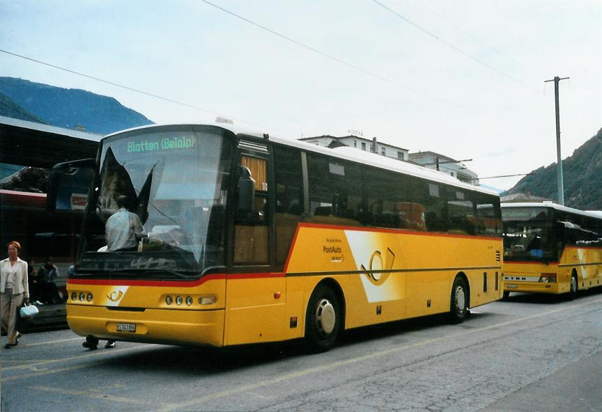 (110'426) - PostAuto Wallis - VS 243'896 - Neoplan (ex P 25'172) am 16. August 2008 beim Bahnhof Brig