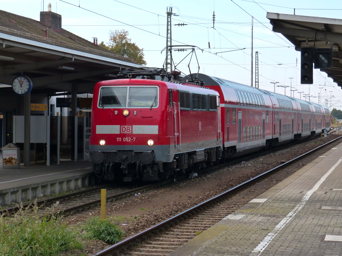 111 052-7 Regionalexpress nach Passau in Plattling 03.10.2015