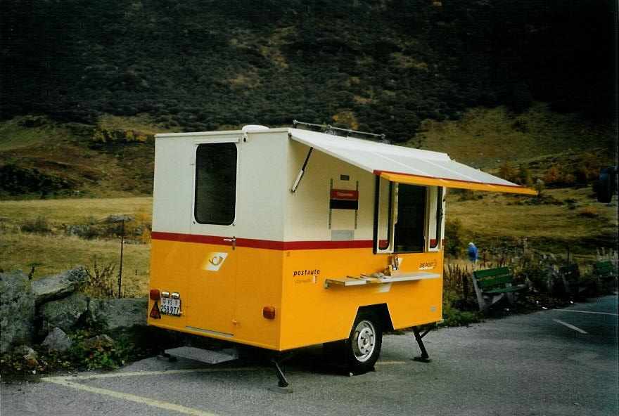 (111'503) - PostAuto Oberwallis - VS 258'977 - Hnni Mini-Postbro-Anhnger am 12. Oktober 2008 auf der Fafleralp