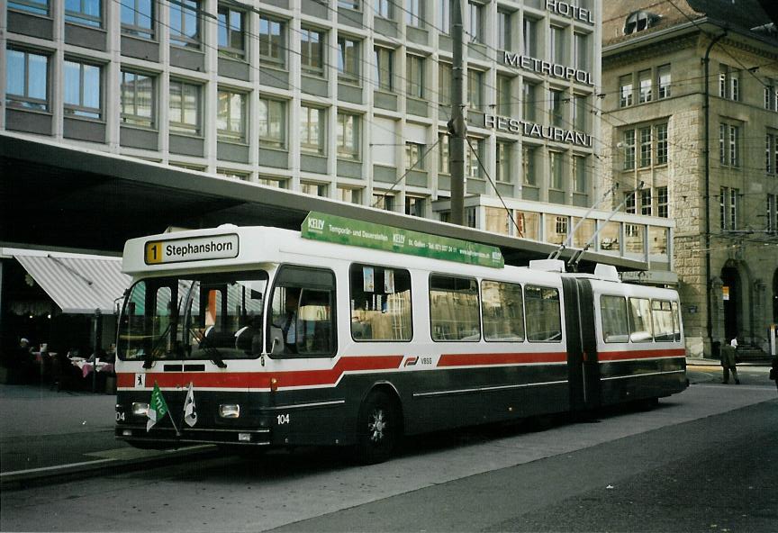 (111'531) - VBSG St. Gallen - Nr. 104 - Saurer/Hess Gelenktrolleybus am 13. Oktober 2008 beim Bahnhof St. Gallen