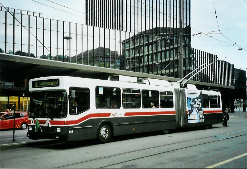 (111'618) - VBSG St. Gallen - Nr. 152 - NAW/Hess Gelenktrolleybus am 13. Oktober 2008 beim Bahnhof St. Gallen