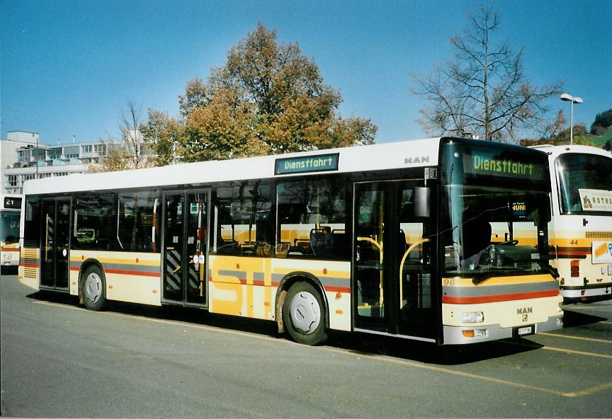 (111'702) - STI Thun - Nr. 96/BE 577'096 - MAN am 19. Oktober 2008 beim Bahnhof Thun (prov. Haltestelle)