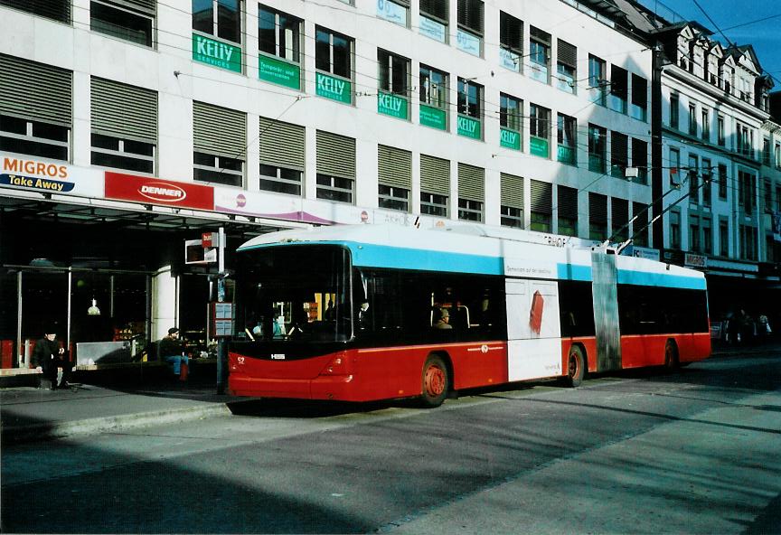 (111'907) - VB Biel - Nr. 52 - Hess/Hess Gelenktrolleybus am 10. November 2008 in Biel, Guisanplatz