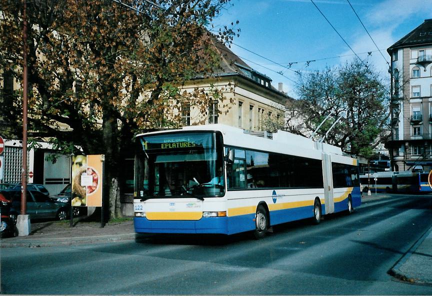 (112'014) - TC La Chaux-de-Fonds - Nr. 122 - NAW/Hess Gelenktrolleybus am 10. November 2008 beim Bahnhof La Chaux-de-Fonds