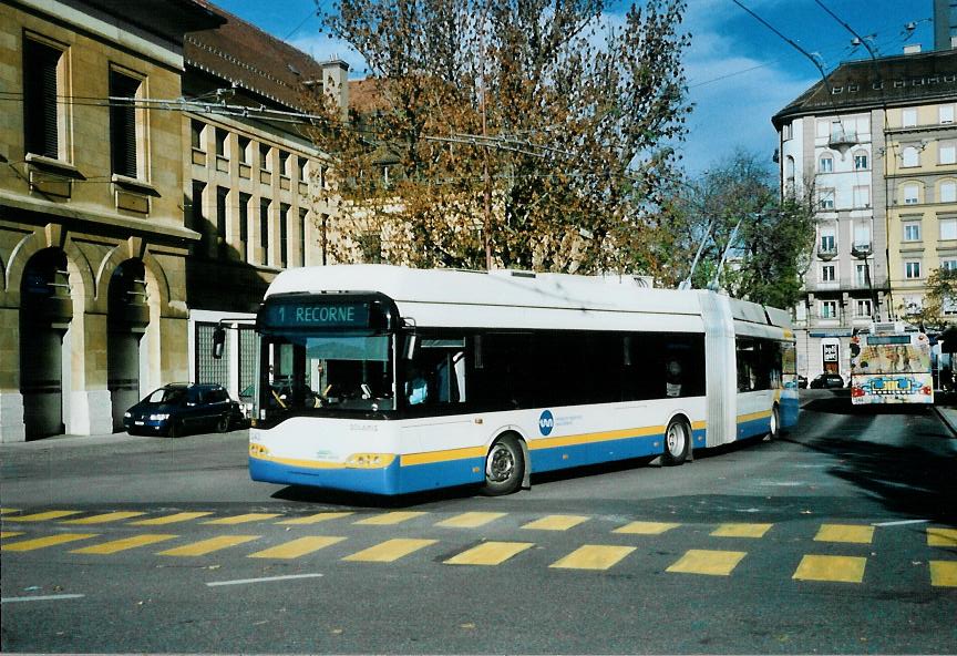 (112'031) - TC La Chaux-de-Fonds - Nr. 143 - Solaris Gelenktrolleybus am 10. November 2008 beim Bahnhof La Chaux-de-Fonds