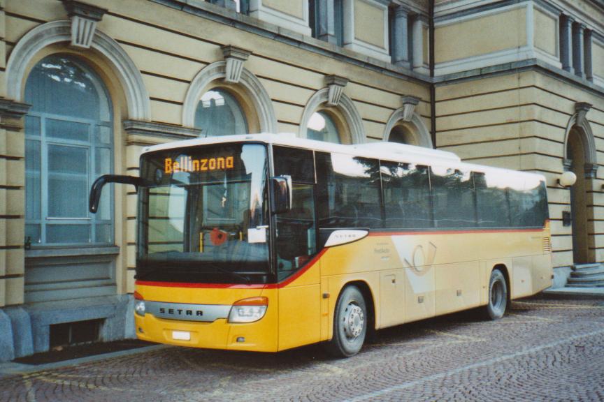 (112'335) - PostAuto Graubnden - GR 102'310 - Setra am 7. Dezember 2008 beim Bahnhof Bellinzona