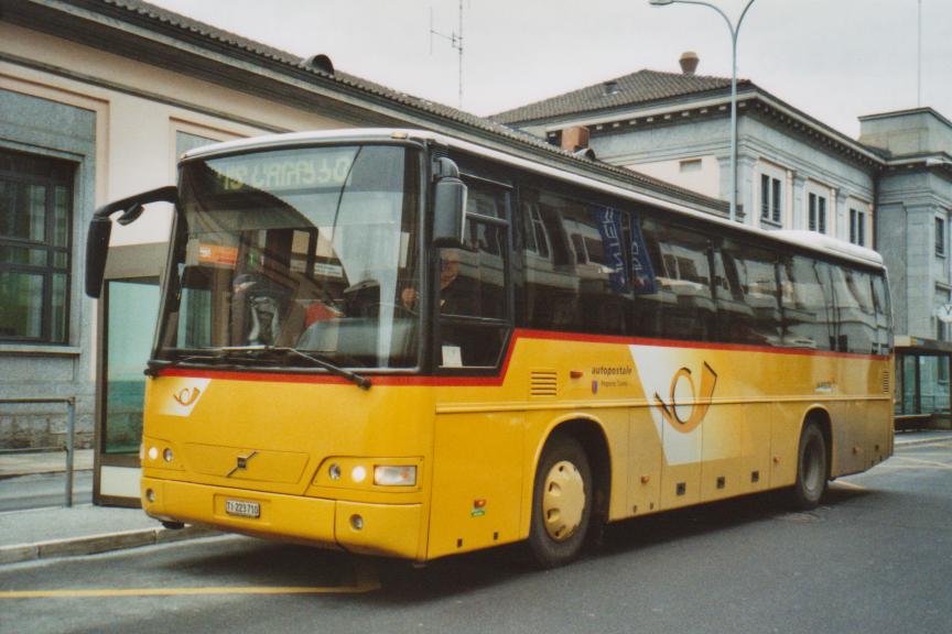 (112'606) - Autopostale, Mendrisio - TI 223'710 - Volvo (ex AutoPostale Ticino Nr. 533; ex Autopostale, Croglio; ex P 25'627) am 9. Dezember 2008 beim Bahnhof Chiasso 