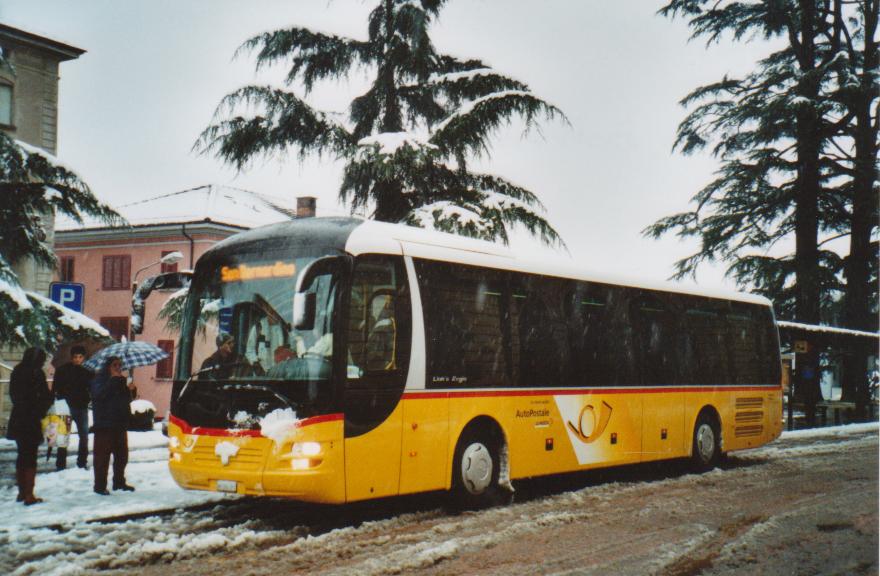 (112'721) - Mutti, San Bernardino - GR 104'391 - MAN am 10. Dezember 2008 beim Bahnhof Bellinzona