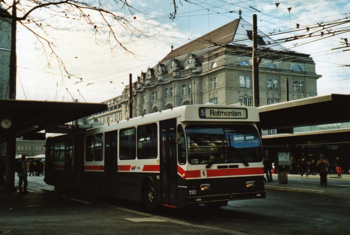 (113'928) - VBSG St. Gallen - Nr. 110 - Saurer/Hess Gelenktrolleybus am 17. Januar 2009 beim Bahnhof St. Gallen