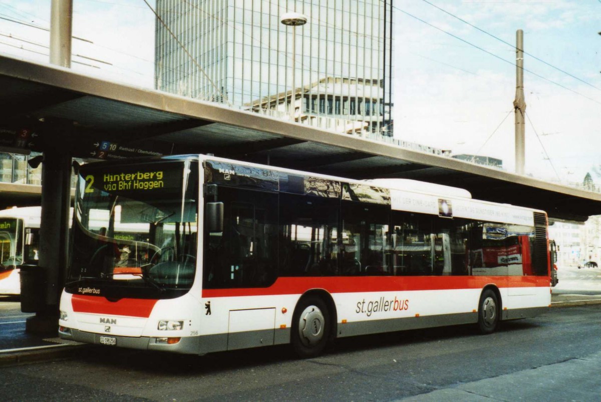 (113'933) - St. Gallerbus - Nr. 256/SG 198'256 - MAN am 17. Januar 2009 beim Bahnhof St. Gallen