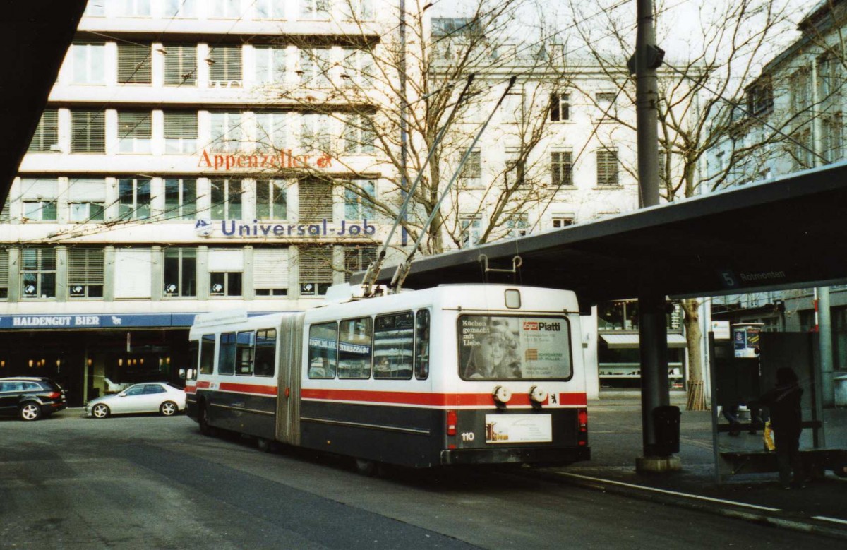 (114'003) - VBSG St. Gallen - Nr. 110 - Saurer/Hess Gelenktrolleybus am 17. Januar 2009 beim Bahnhof St. Gallen