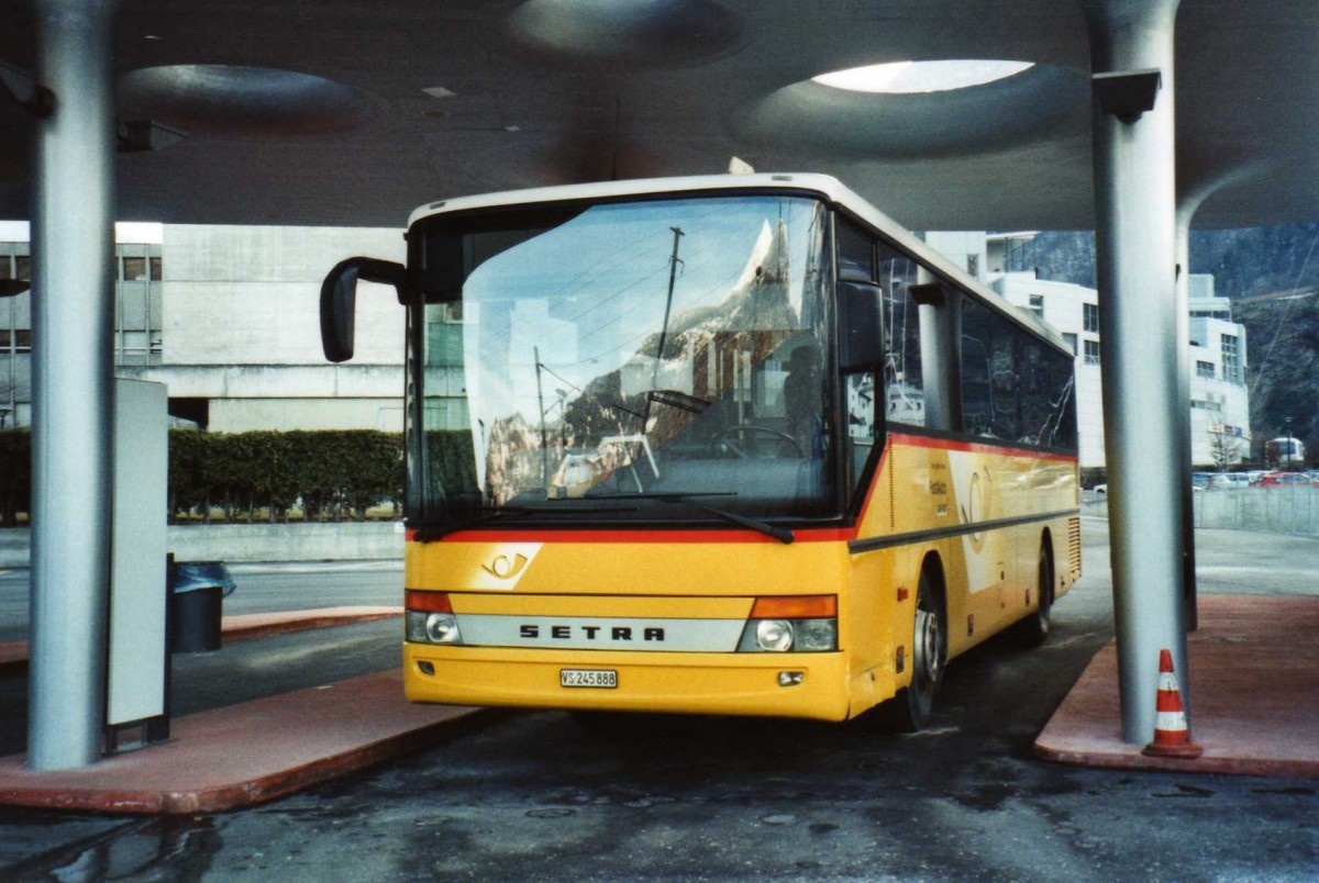 (114'330) - Autotour, Visp - VS 245'888 - Setra am 15. Februar 2009 beim Bahnhof Visp