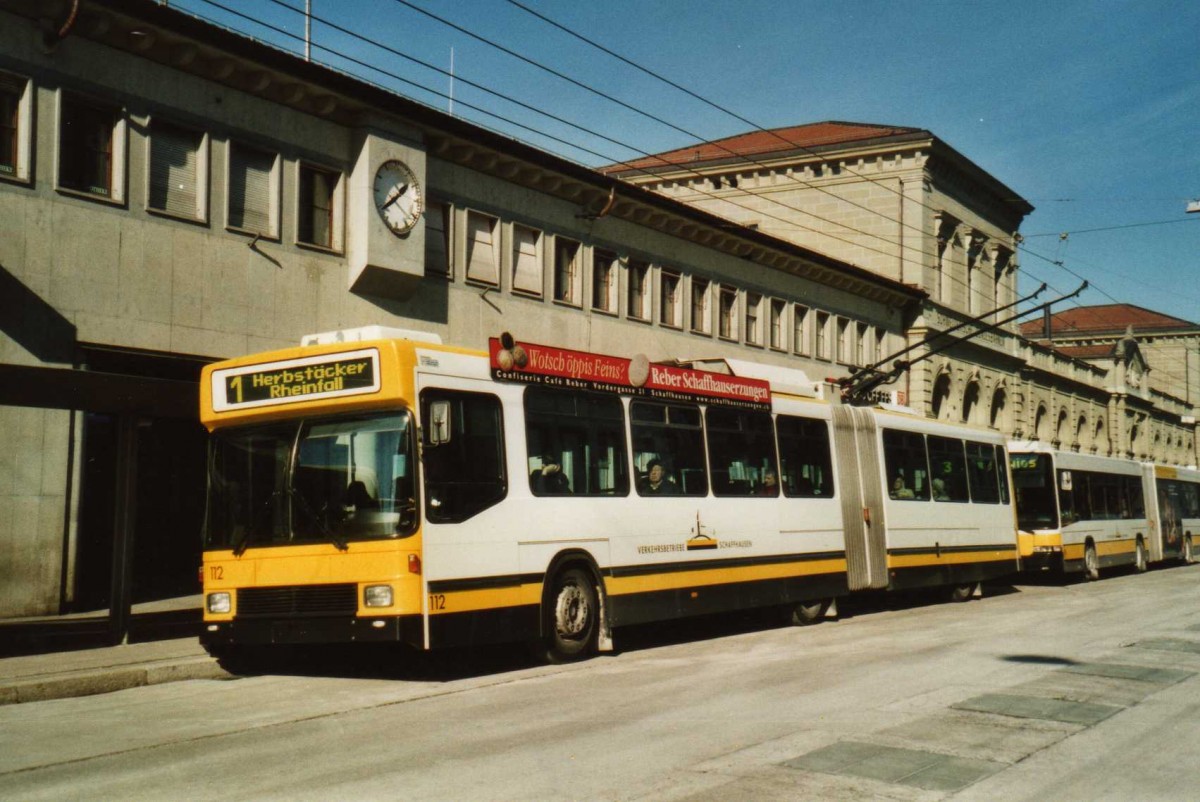 (114'521) - VBSH Schaffhausen - Nr. 112 - NAW/Hess Gelenktrolleybus am 18. Februar 2009 beim Bahnhof Schaffhausen