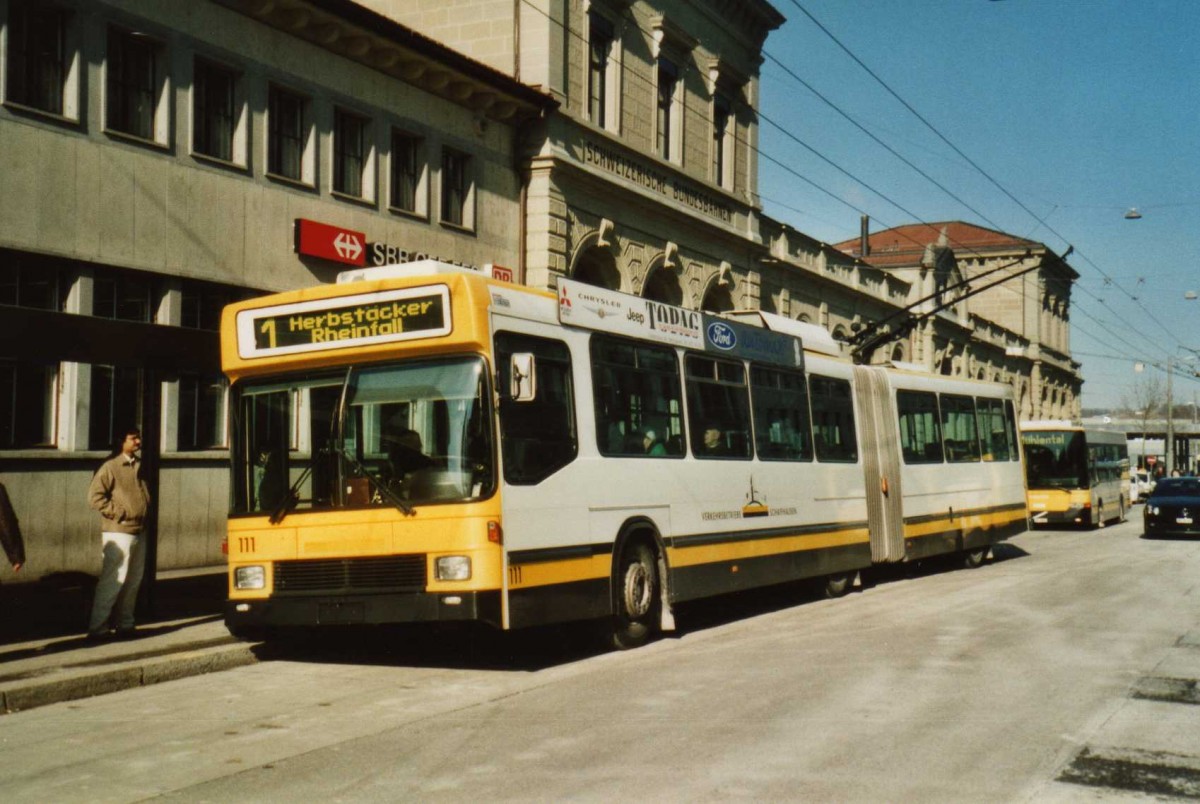 (114'530) - VBSH Schaffhausen - Nr. 111 - NAW/Hess Gelenktrolleybus am 18. Februar 2009 beim Bahnhof Schaffhausen