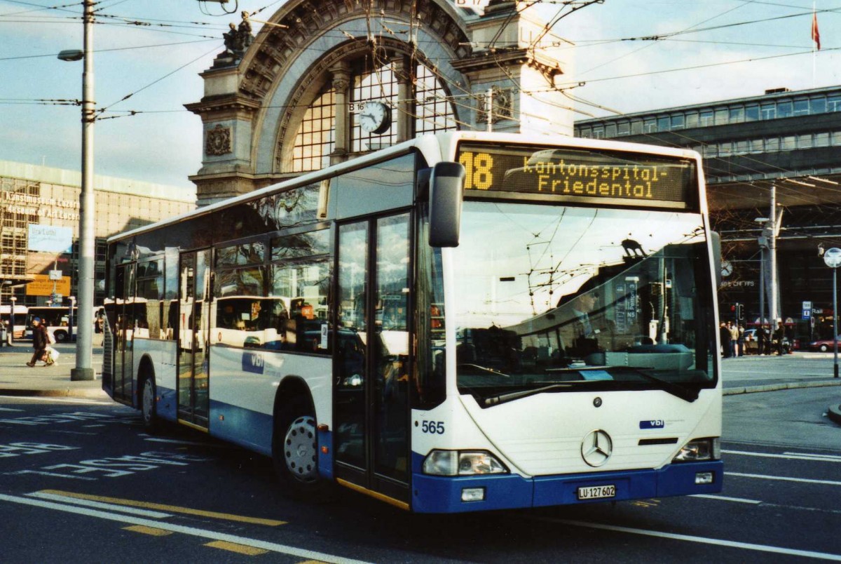 (114'806) - VBL Luzern - Nr. 565/LU 127'602 - Mercedes (ex Gowa, Luzern Nr. 65) am 7. Mrz 2009 beim Bahnhof Luzern