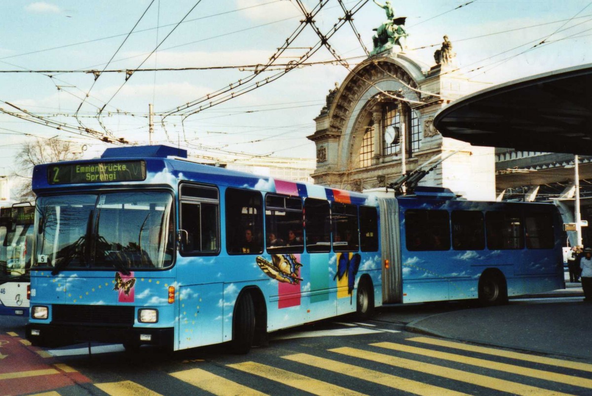 (114'809) - VBL Luzern - Nr. 199 - NAW/Hess Gelenktrolleybus am 7. Mrz 2009 beim Bahnhof Luzern