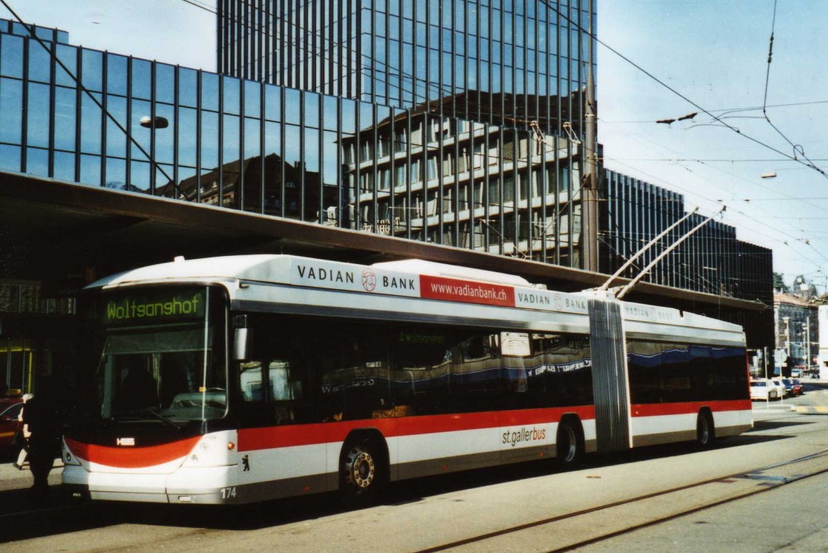 (115'426) - St. Gallerbus, St. Gallen - Nr. 174 - Hess/Hess Gelenktrolleybus am 18. Mrz 2009 beim Bahnhof St. Gallen