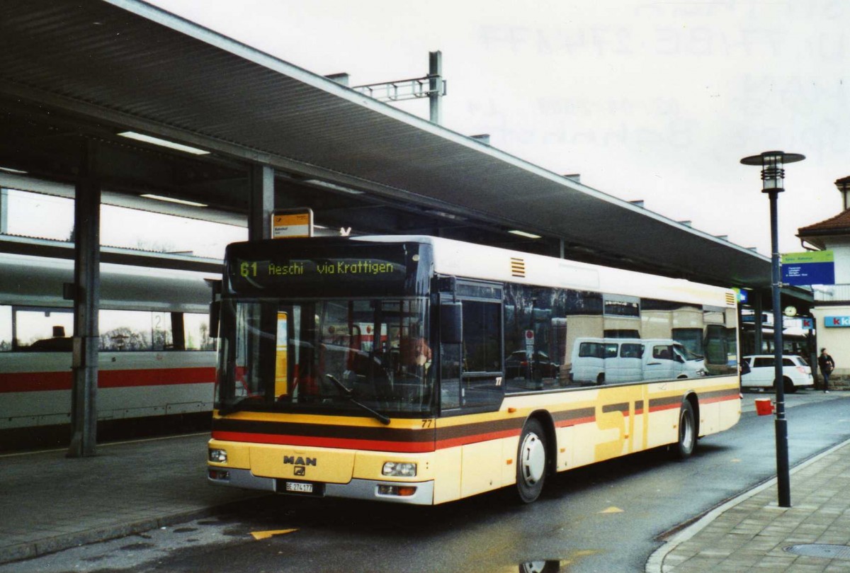 (115'518) - STI Thun - Nr. 77/BE 274'177 - MAN am 30. Mrz 2009 beim Bahnhof Spiez (Einsatz PostAuto)