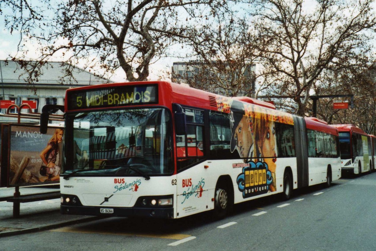 (115'634) - Lathion, Sion - Nr. 62/VS 84'344 - Volvo am 30. Mrz 2009 beim Bahnhof Sion