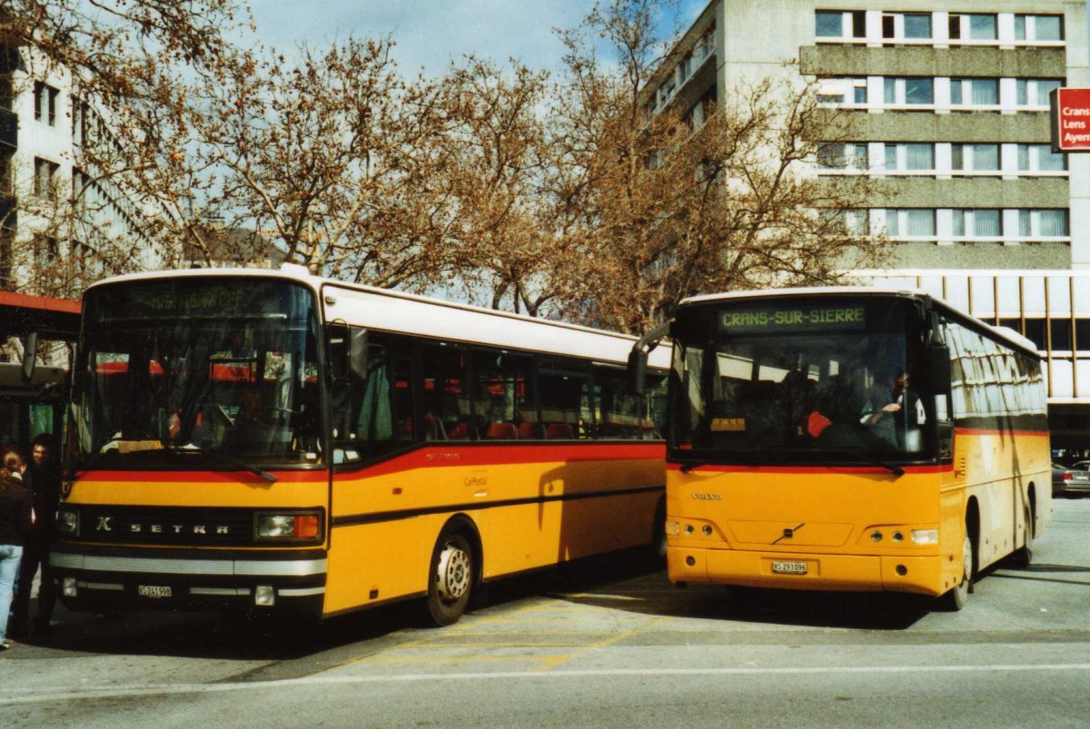 (115'712) - PostAuto Wallis - Nr. 12/VS 241'998 - Setra (ex P 27'802) + Nr. 23/VS 293'096 - Volvo am 30. Mrz 2009 beim Bahnhof Sion