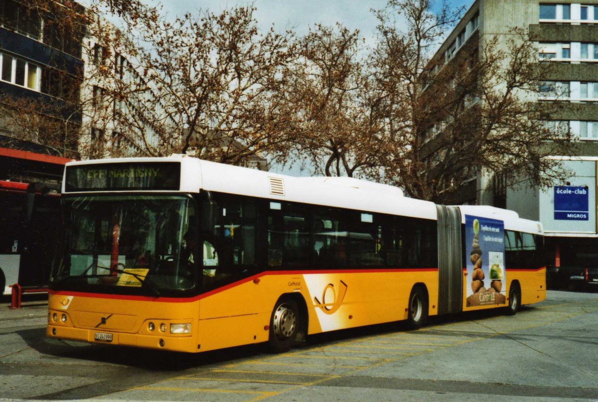 (115'713) - PostAuto Wallis - Nr. 13/VS 243'999 - Volvo (ex P 27'002) am 30. Mrz 2009 beim Bahnhof Sion