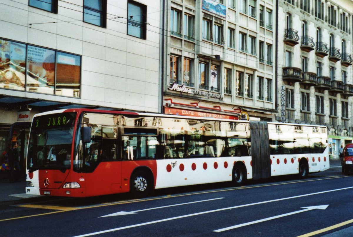 (116'034) - TPF Fribourg - Nr. 586/FR 300'427 - Mercedes am 25. April 2009 beim Bahnhof Fribourg