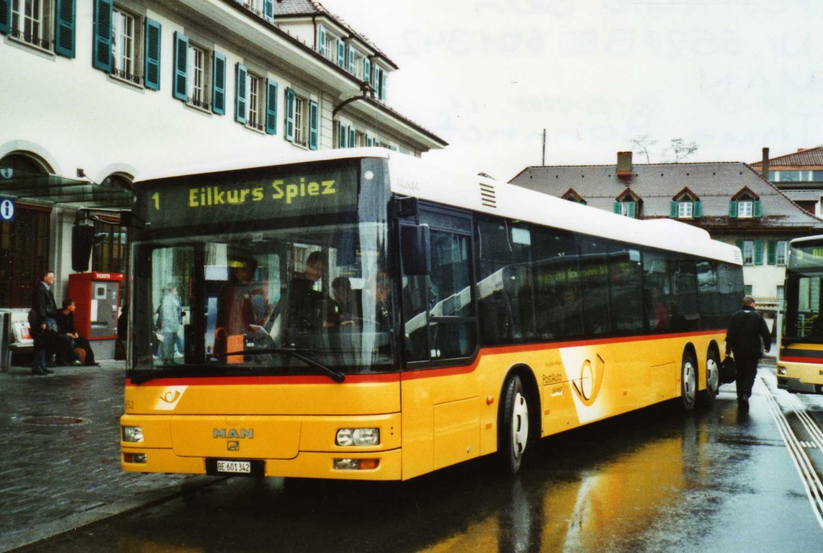 (116'211) - PostAuto Bern - Nr. 652/BE 601'342 - MAN am 27. April 2009 beim Bahnhof Thun