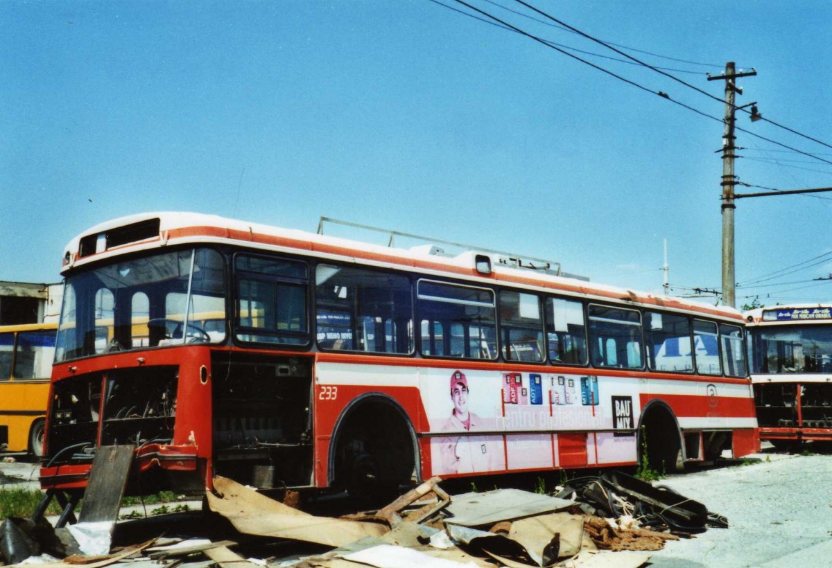 (116'914) - Tursib, Sibiu - Nr. 233 - FBW/R&J Trolleybus (ex Nr. 697; ex VB Biel Nr. 4) am 27. Mai 2009 in Sibiu, Depot