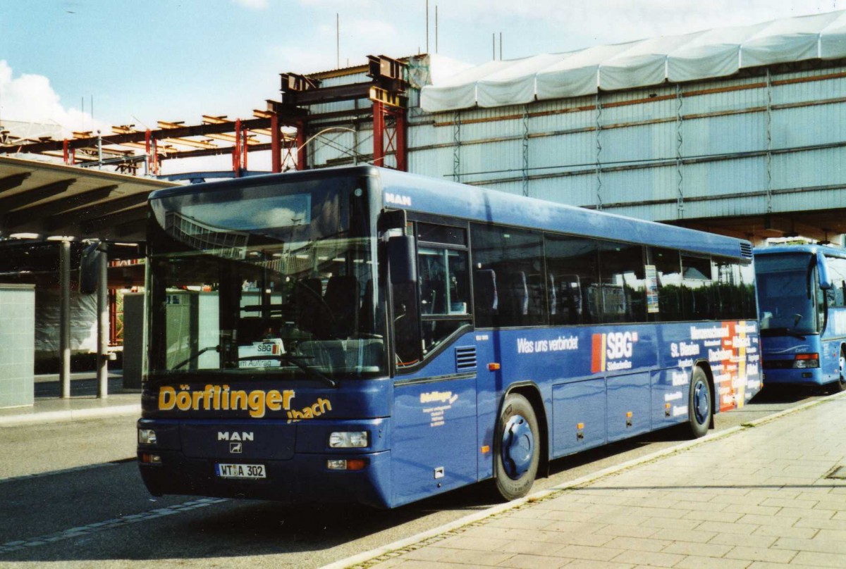 (117'932) - Drflinger, Ibach - WT-A 302 - MAN am 4. Juli 2009 beim Bahnhof Freiburg