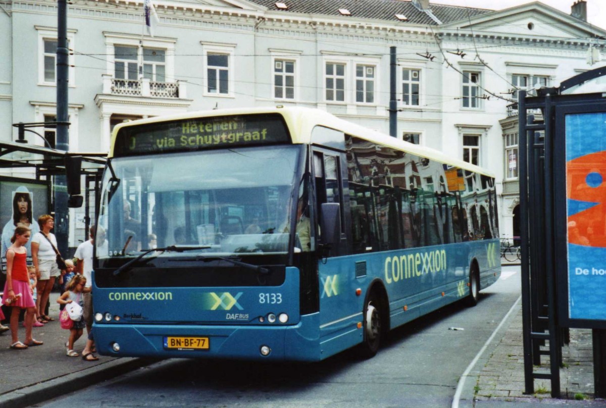 (118'137) - Connexxion - Nr. 8133/BN-BF-77 - DAF/Berkhof am 5. Juli 2009 beim Bahnhof Arnhem