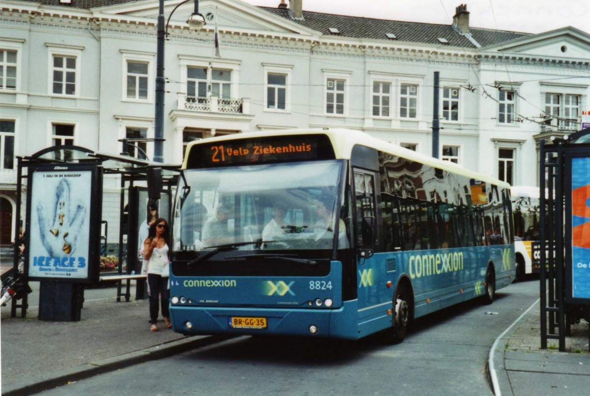 (118'222) - Connexxion - Nr. 8824/BR-GG-35 - VDL Berkhof am 5. Juli 2009 beim Bahnhof Arnhem