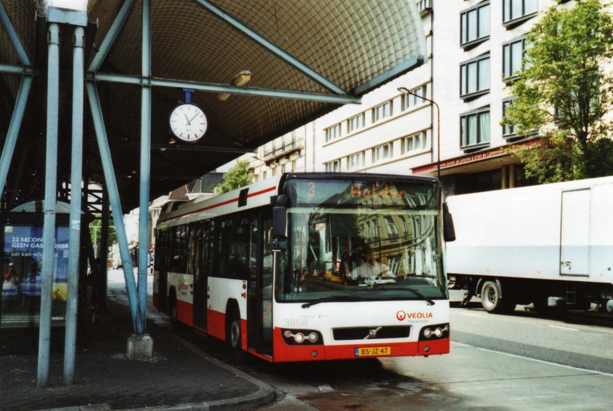 (118'625) - VEOLIA - Nr. 3858/BS-JZ-47 - Volvo am 8. Juli 2009 beim Bahnhof Maastricht