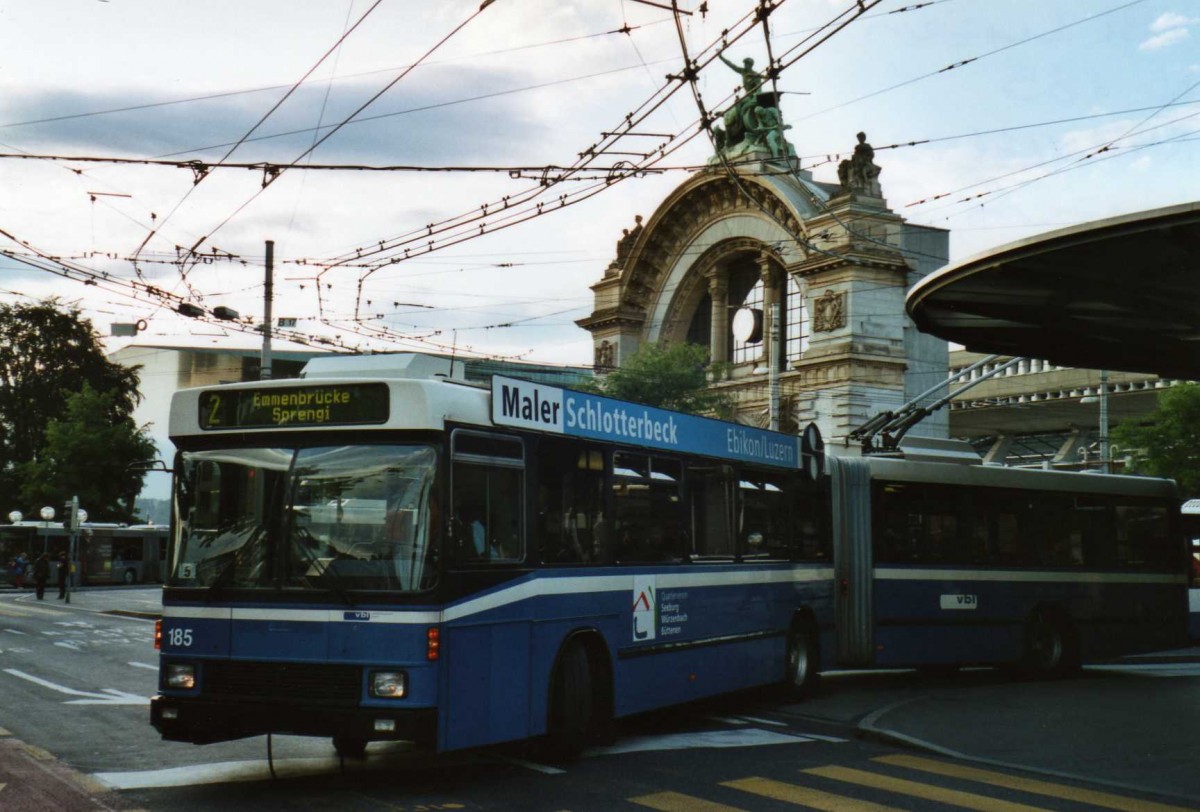 (119'216) - VBL Luzern - Nr. 185 - NAW/Hess Gelenktrolleybus am 20. Juli 2009 beim Bahnhof Luzern