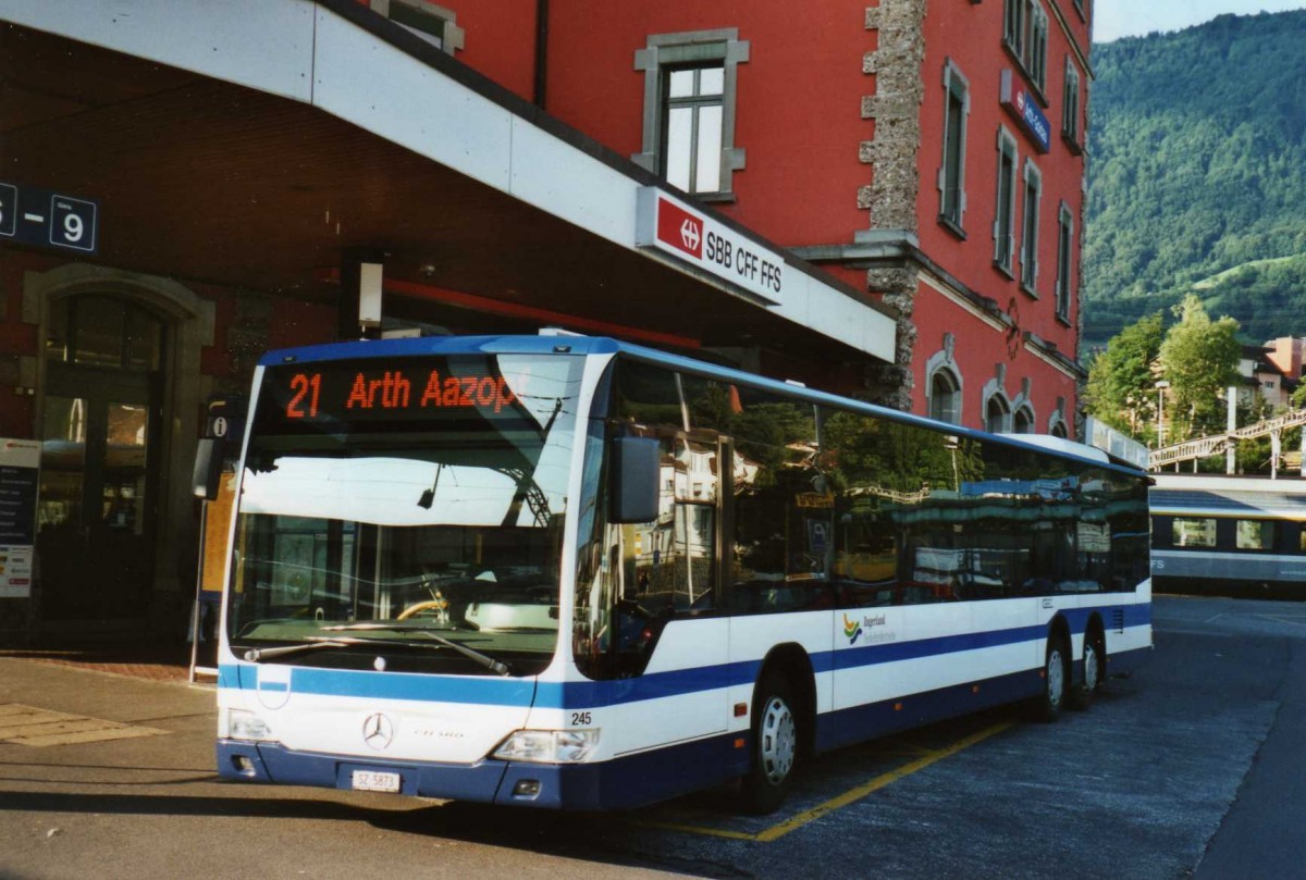 (119'218) - Auf der Maur, Steinen - Nr. 245/SZ 5873 - Mercedes am 20. Juli 2009 beim Bahnhof Arth-Goldau