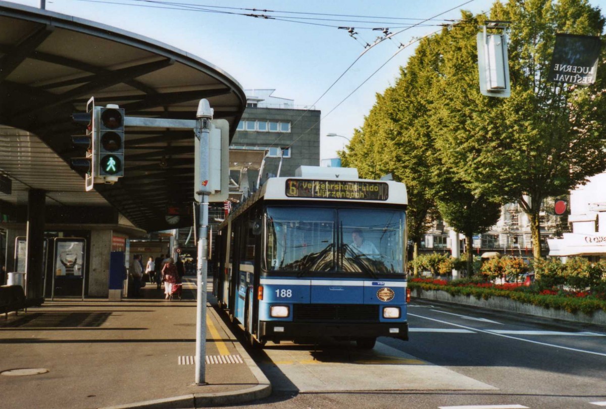 (119'625) - VBL Luzern - Nr. 188 - NAW/Hess Gelenktrolleybus am 15. August 2009 beim Bahnhof Luzern